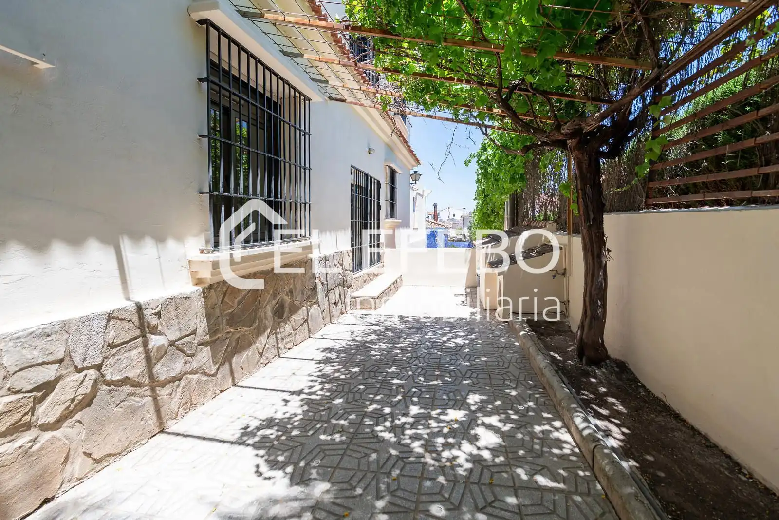 Vista exterior de Casa o xalet en venda en Antequera amb Calefacció, Terrassa i Traster