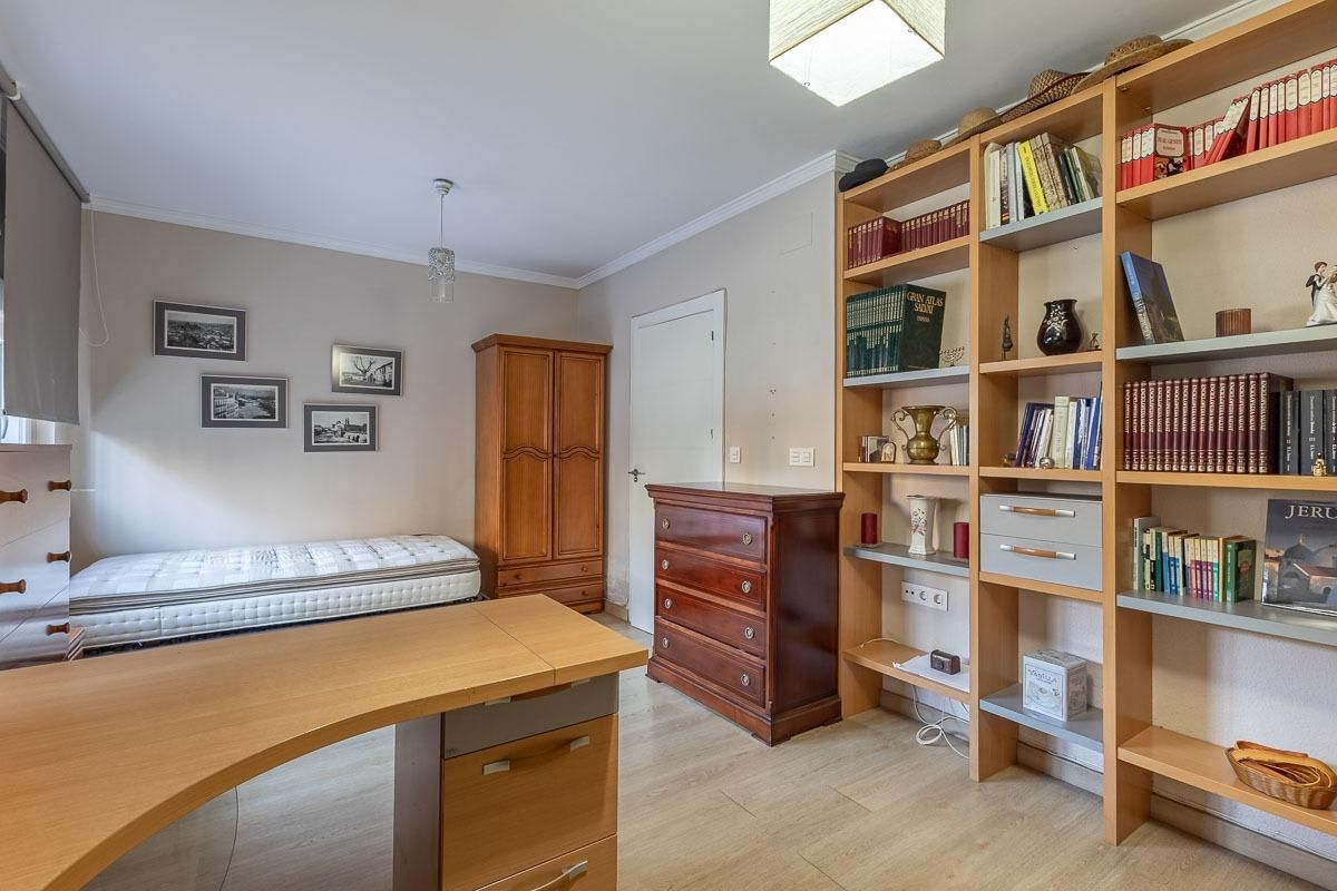 Bedroom of Single-family semi-detached for sale in  Granada Capital  with Heating and Terrace
