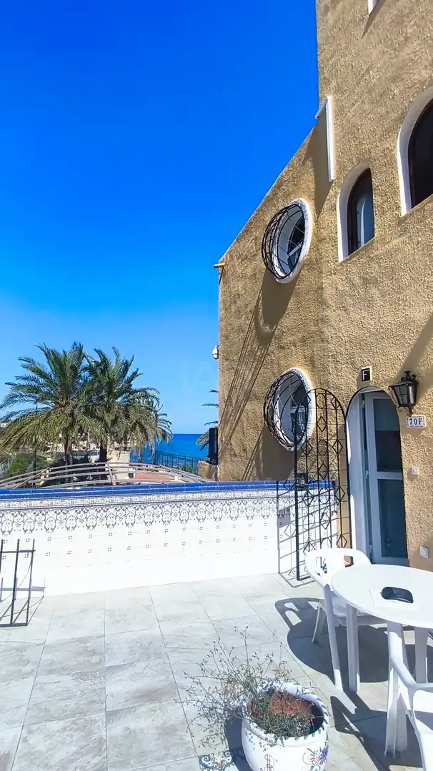 Vista exterior de Casa adosada en venda en El Campello amb Aire condicionat, Terrassa i Piscina