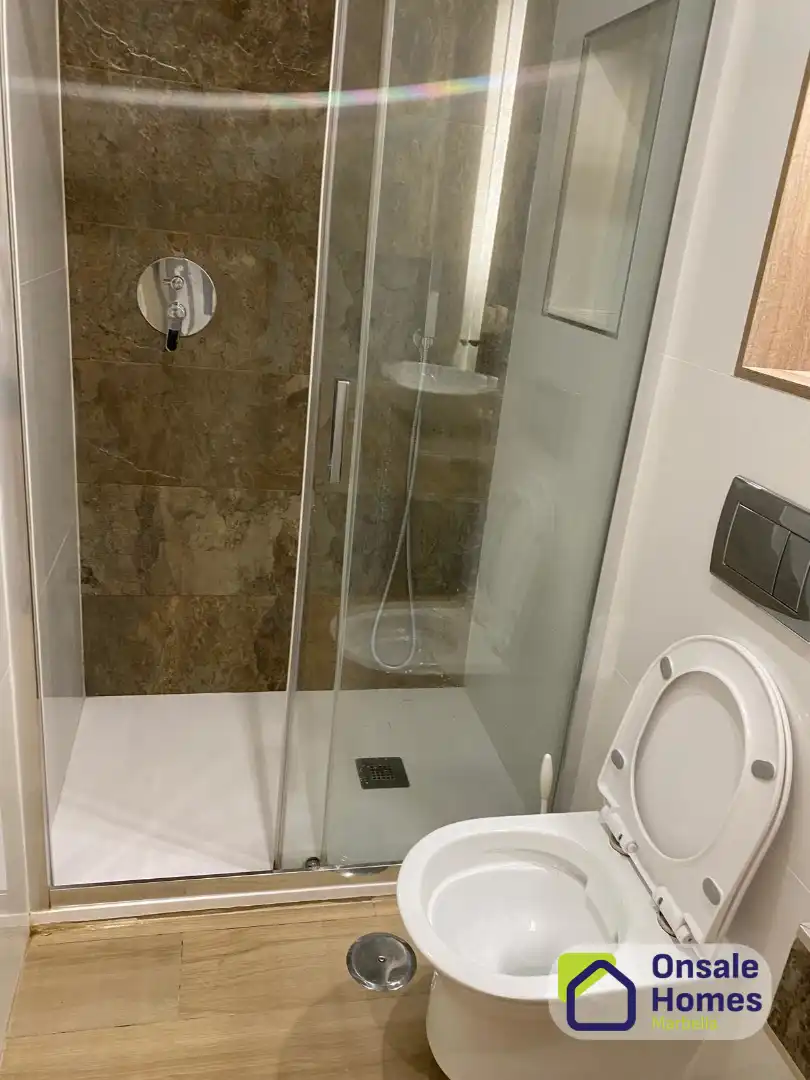 Bany de Pis de lloguer en Marbella amb Aire condicionat, Moblat i Piscina comunitària