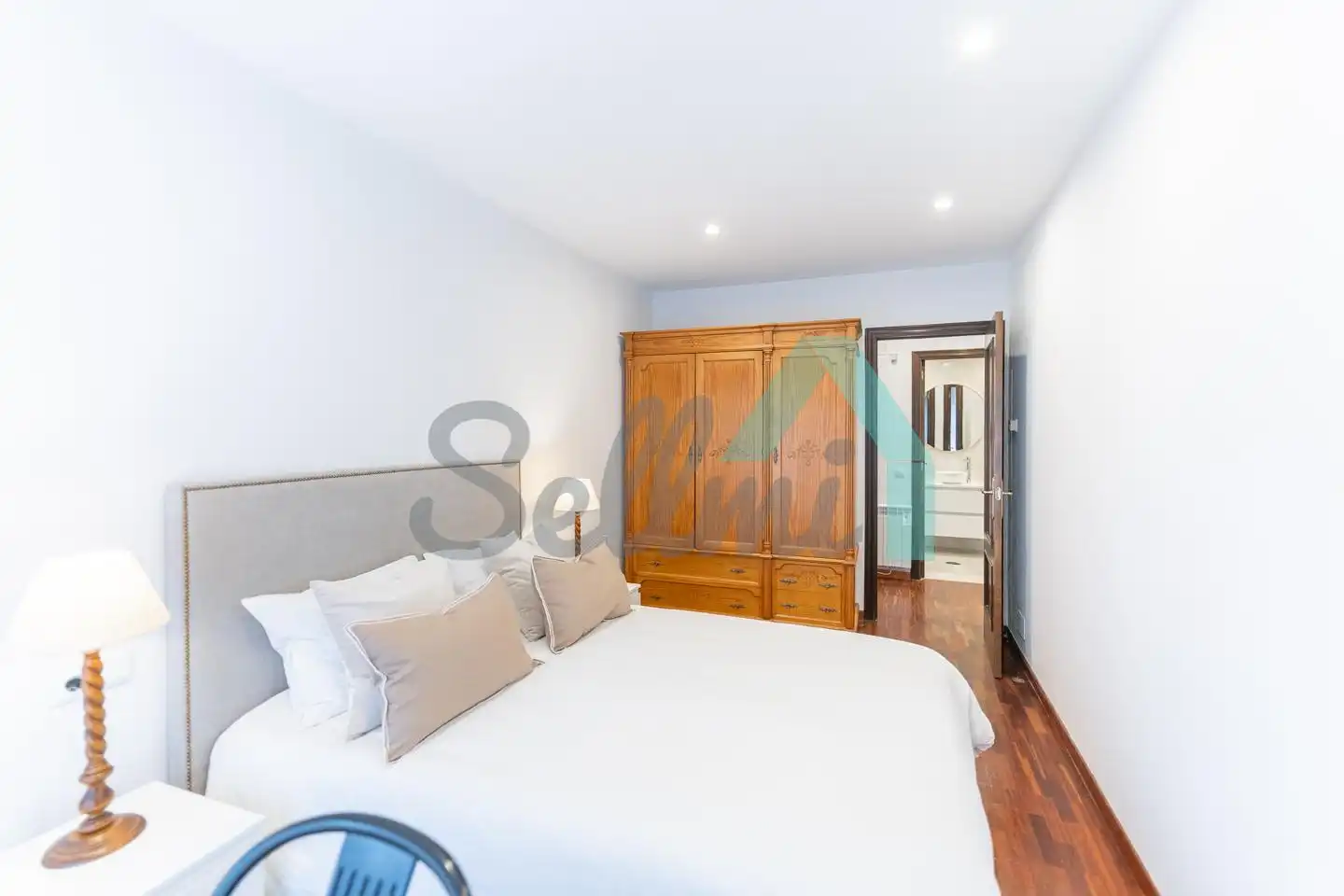 Dormitori de Pis de lloguer en Oviedo  amb Calefacció, Parquet i Terrassa