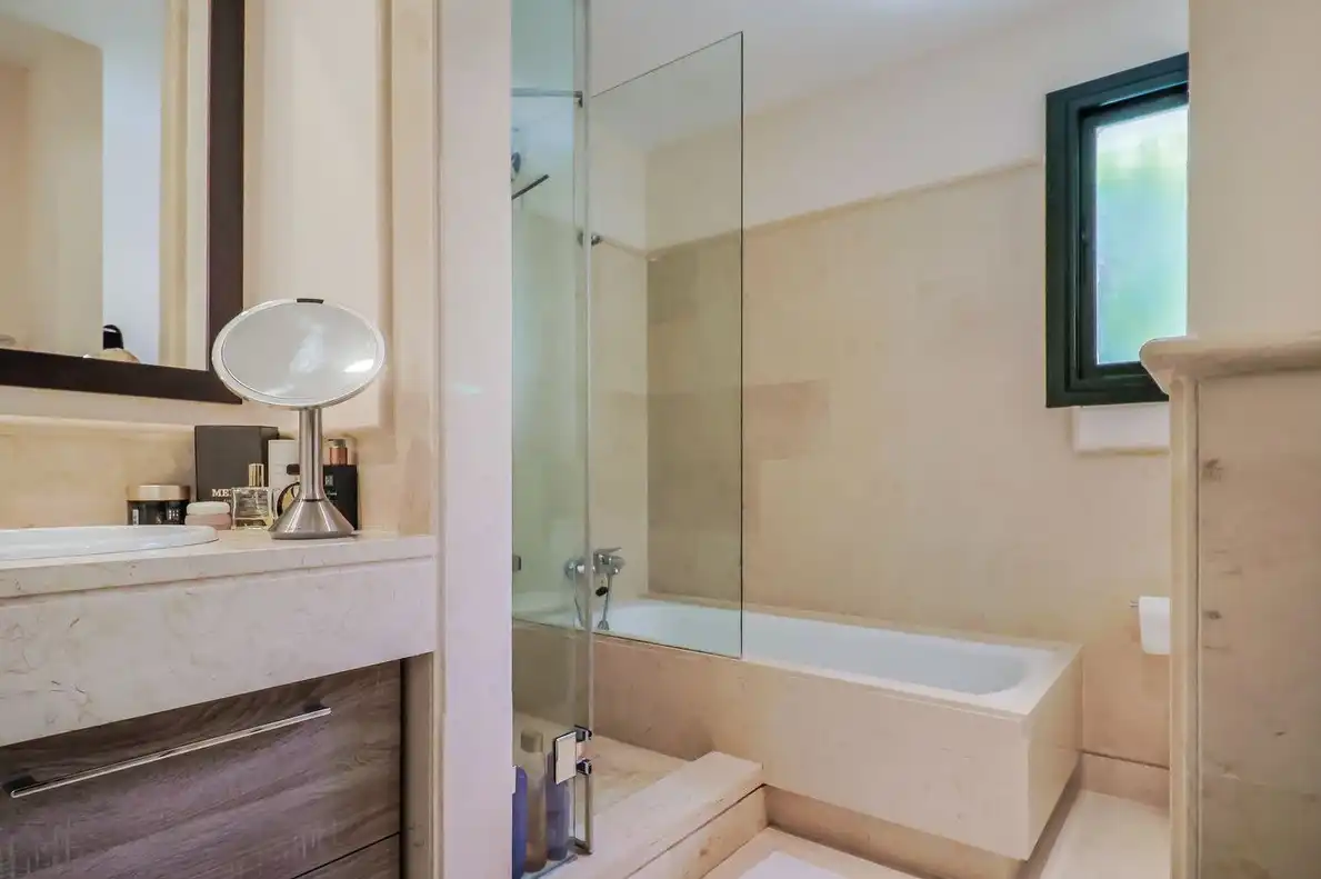 Baño de Apartamento en venta en Benahavís con Aire acondicionado, Calefacción y Jardín privado