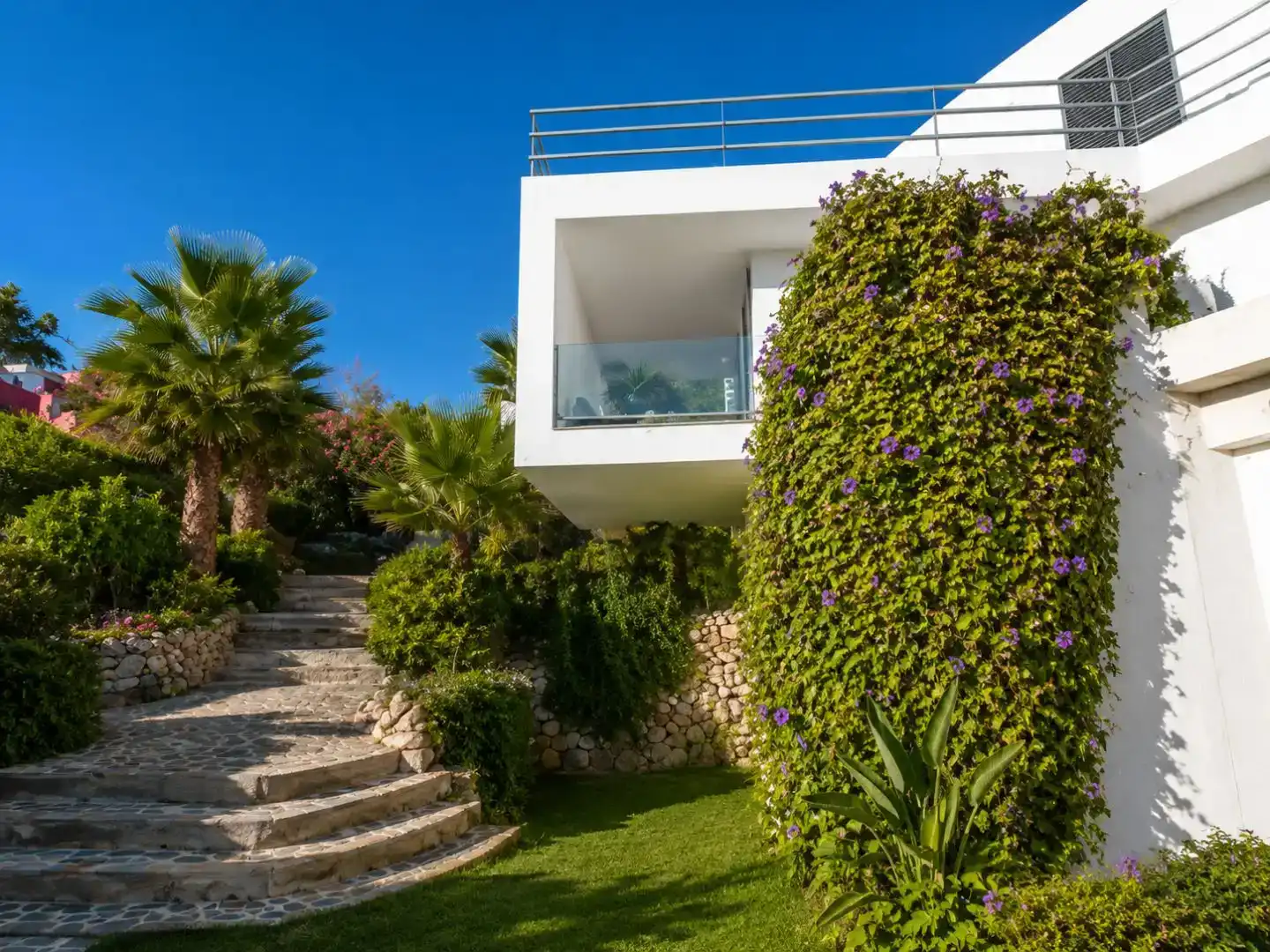 Vista exterior de Casa o xalet en venda en Salobreña amb Aire condicionat, Piscina i Balcó