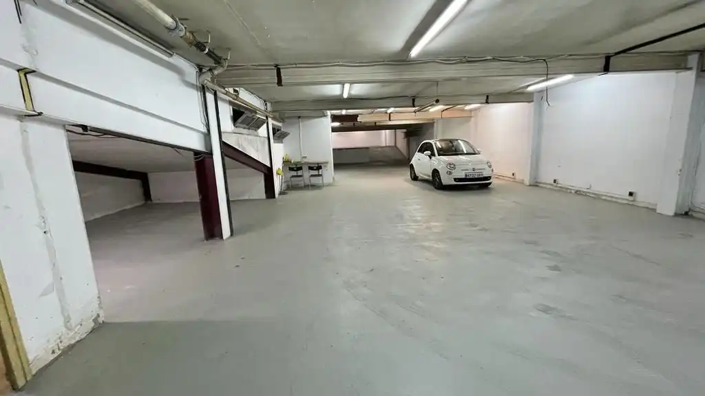 Parkplatz von Fabrikhallen zum Verkauf in Barcelona