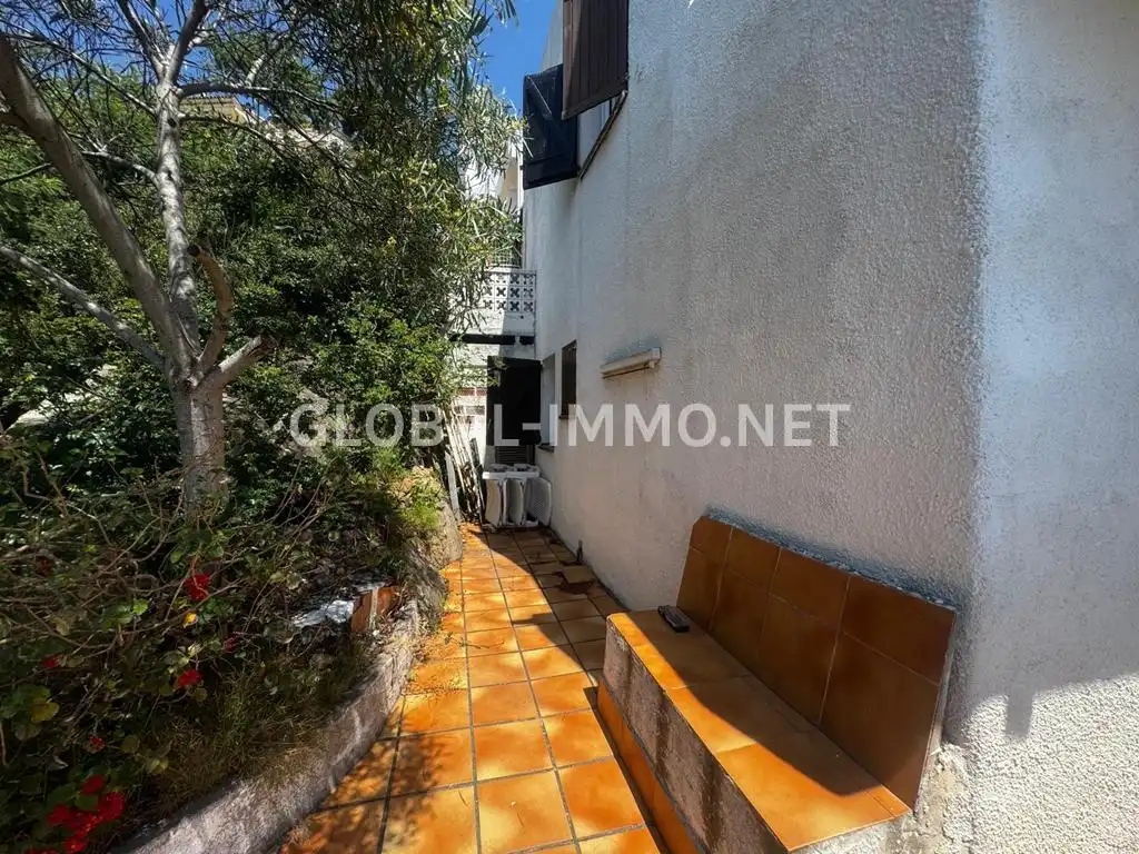 Außenansicht von Haus oder Chalet zum Verkauf in Roses mit Privatgarten, Terrasse und Schwimmbad