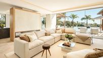 Sala d'estar de Casa o xalet en venda en Marbella amb Aire condicionat, Jardí privat i Terrassa