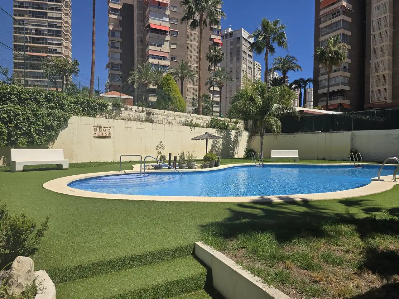 Piscina de Piso en venta en Benidorm con Terraza y Amueblado