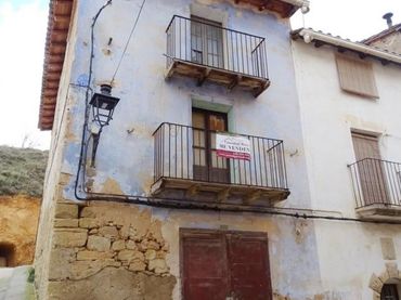 Maison mitoyenne avec balcon à vendre à Valderrobres