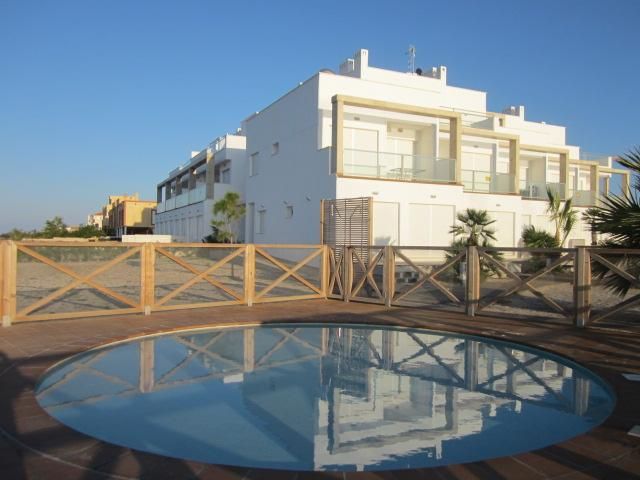 Schwimmbecken von Wohnungen zum Verkauf in La Manga del Mar Menor mit Klimaanlage, Heizung und Terrasse