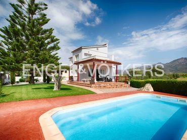 Detached house with pool for sale in Carrer del Cadí