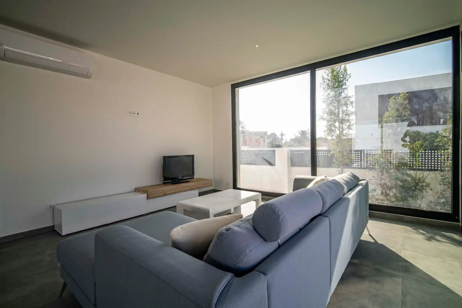 Sala de estar de Casa o chalet en venta en L'Alfàs del Pi con Aire acondicionado, Calefacción y Jardín privado