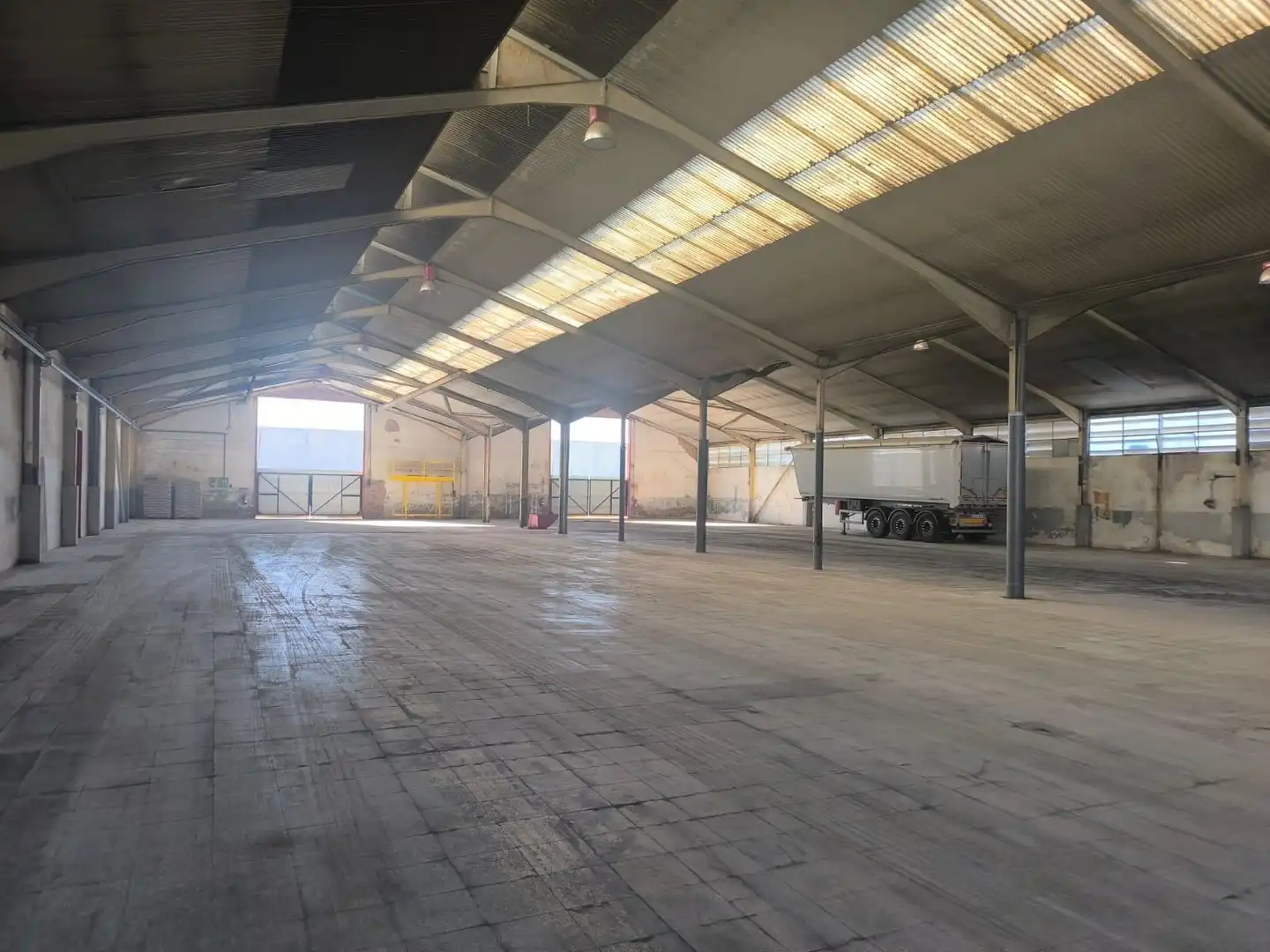 Außenansicht von Fabrikhallen zur Miete in Santpedor