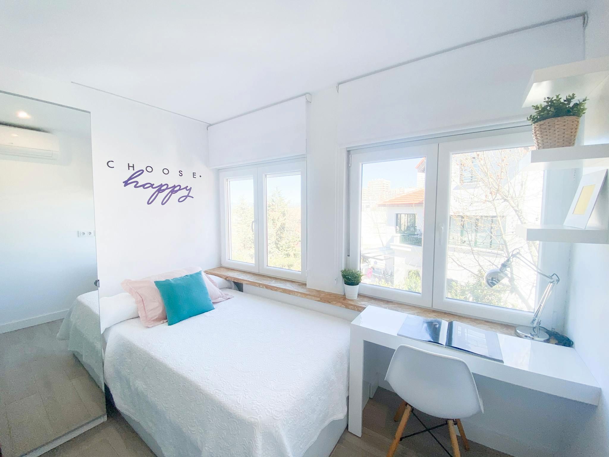 Bedroom of Flat for share in  Madrid Capital  with Air Conditioner, Heating and Furnished