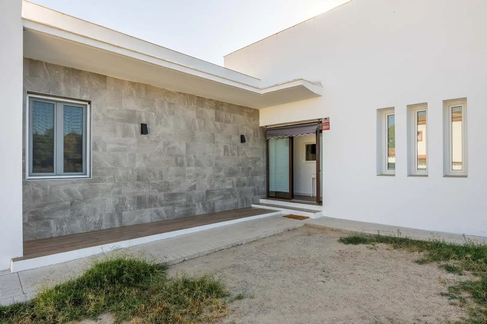 Vista exterior de Casa o xalet en venda en Aznalcázar amb Aire condicionat, Jardí privat i Internet