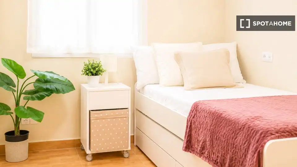 Schlafzimmer von Wohnung zur Miete in L'Hospitalet de Llobregat mit Klimaanlage, Heizung und Möbliert