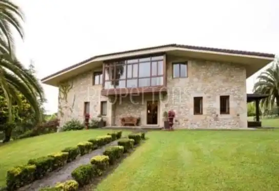 Vista exterior de Casa adosada en venta en Loiu