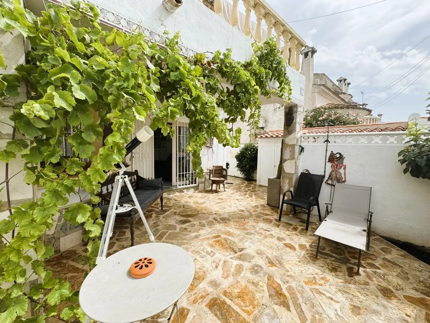 Terrasse von Einfamilien-Reihenhaus zum Verkauf in Dénia mit Klimaanlage, Privatgarten und Terrasse