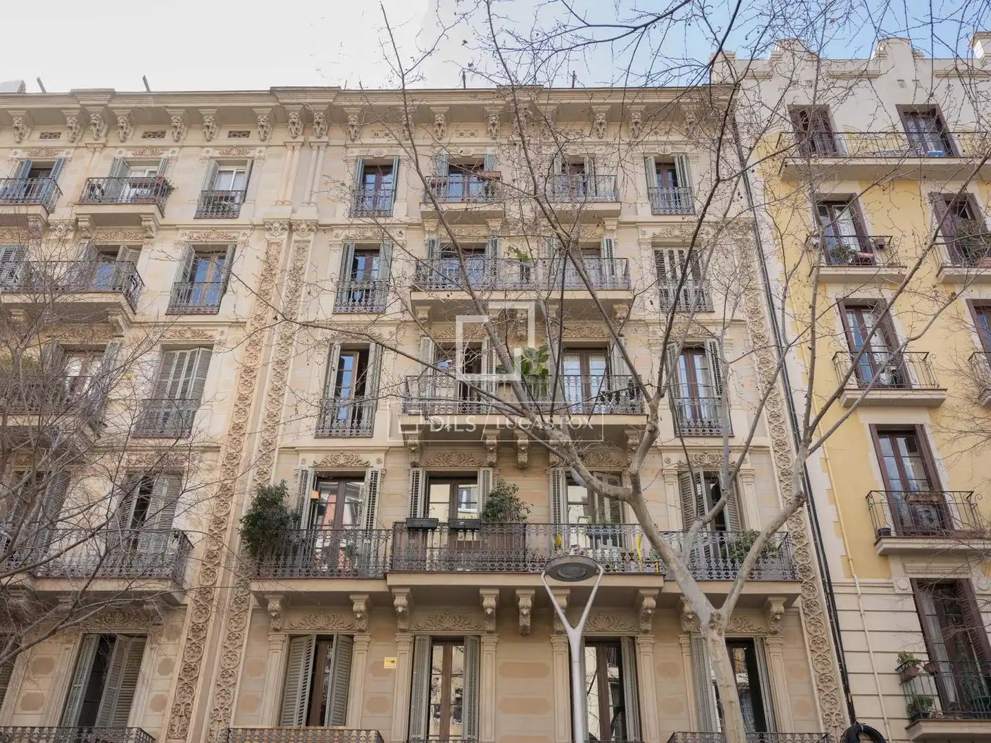 Vista exterior de Pis en venda en Barcelona amb Terrassa i Balcó