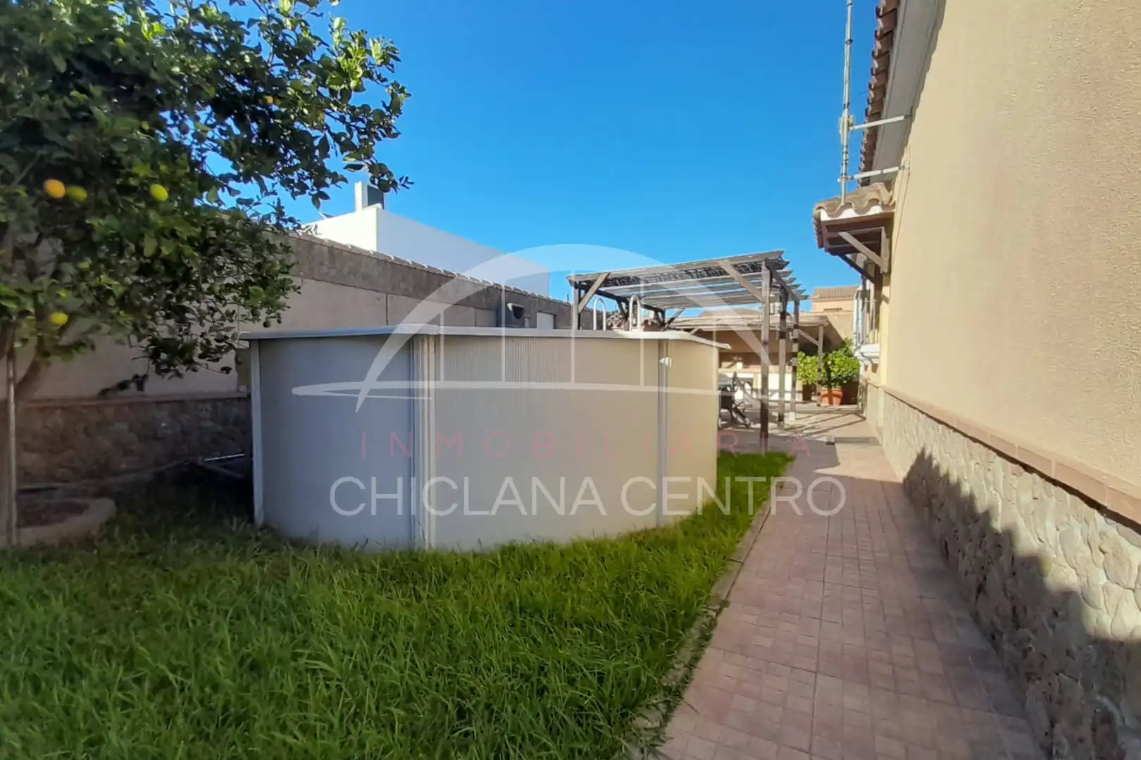 Vista exterior de Casa o xalet en venda en Chiclana de la Frontera amb Jardí privat, Traster i Piscina