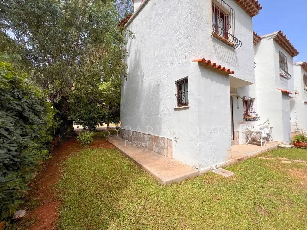 Garten von Einfamilien-Reihenhaus zum Verkauf in Dénia mit Klimaanlage und Gemeinschaftspool