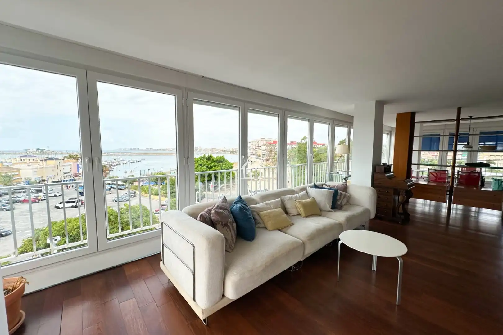 Sala de estar de Piso de alquiler en Torrevieja con Parquet, Terraza y Piscina