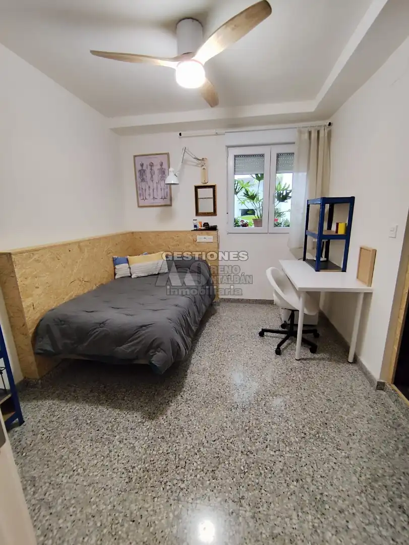 Dormitori de Pis de lloguer en Granada amb Calefacció, Moblat i Forn