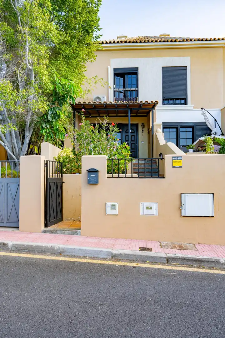Vista exterior de Casa adosada en venta en El Rosario con Aire acondicionado, Jardín privado y Terraza