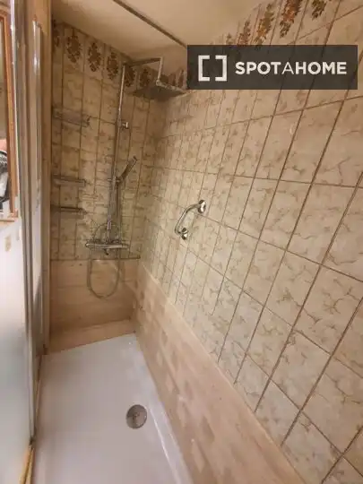 Bathroom of Flat for share in Barcelona  with Air Conditioner, Heating and Furnished