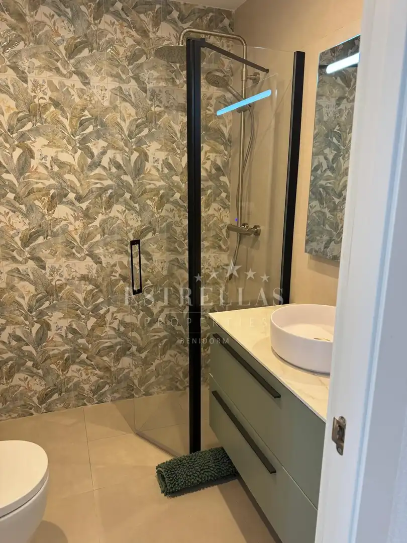 Baño de Apartamento de alquiler en Benidorm con Calefacción, Jardín privado y Terraza