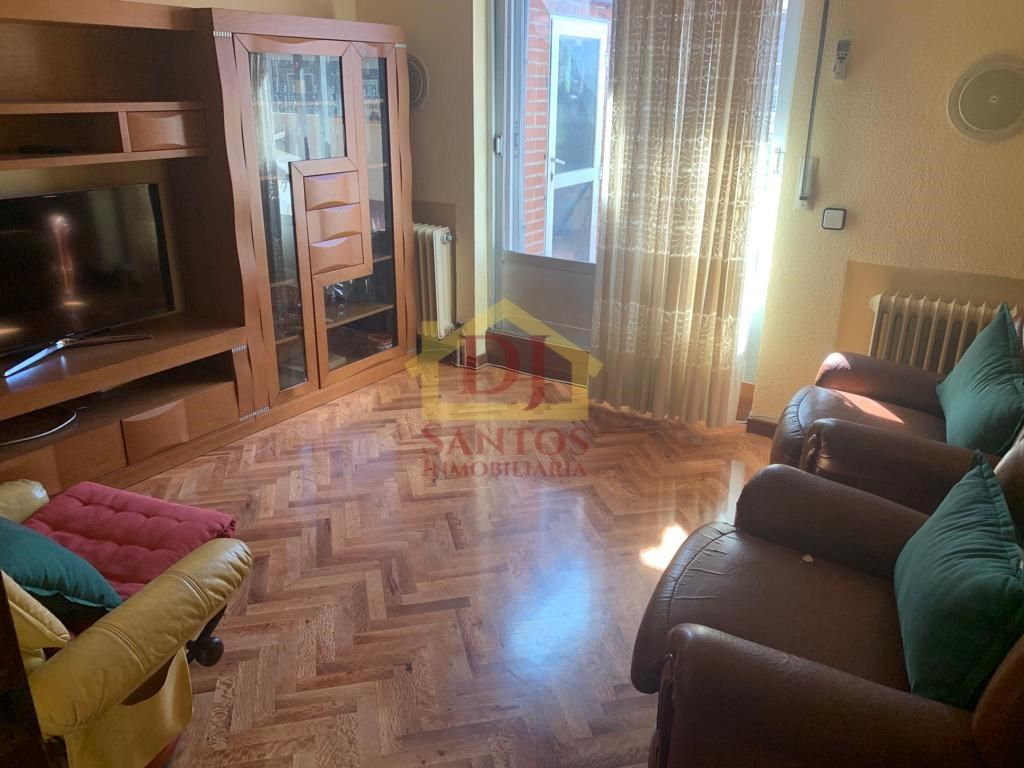Sala d'estar de Àtic en venda en Salamanca Capital amb Calefacció, Terrassa i Moblat