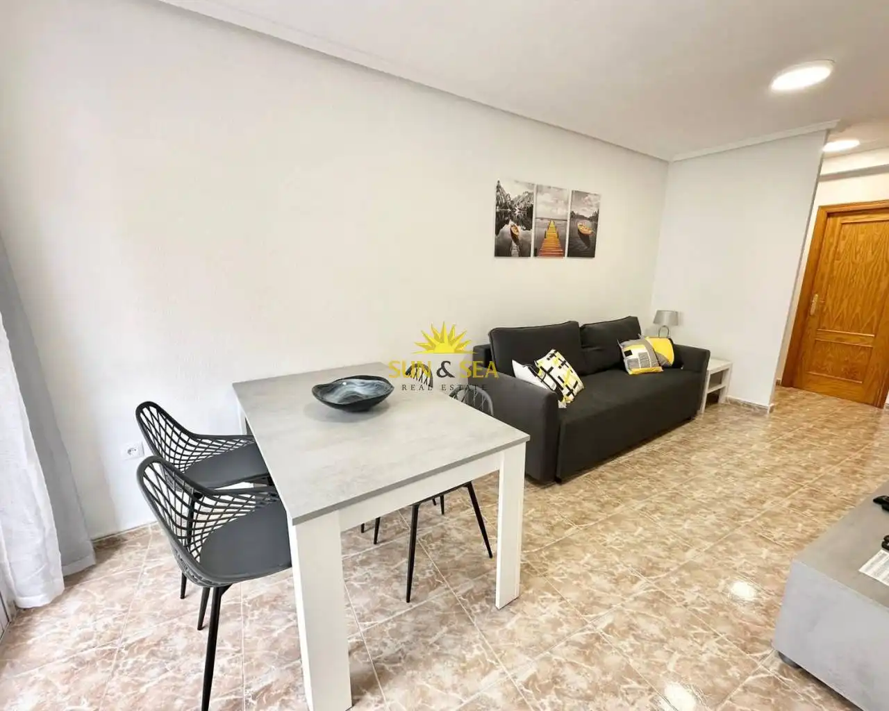 Sala de estar de Apartamento de alquiler en Torrevieja con Aire acondicionado, Calefacción y Amueblado