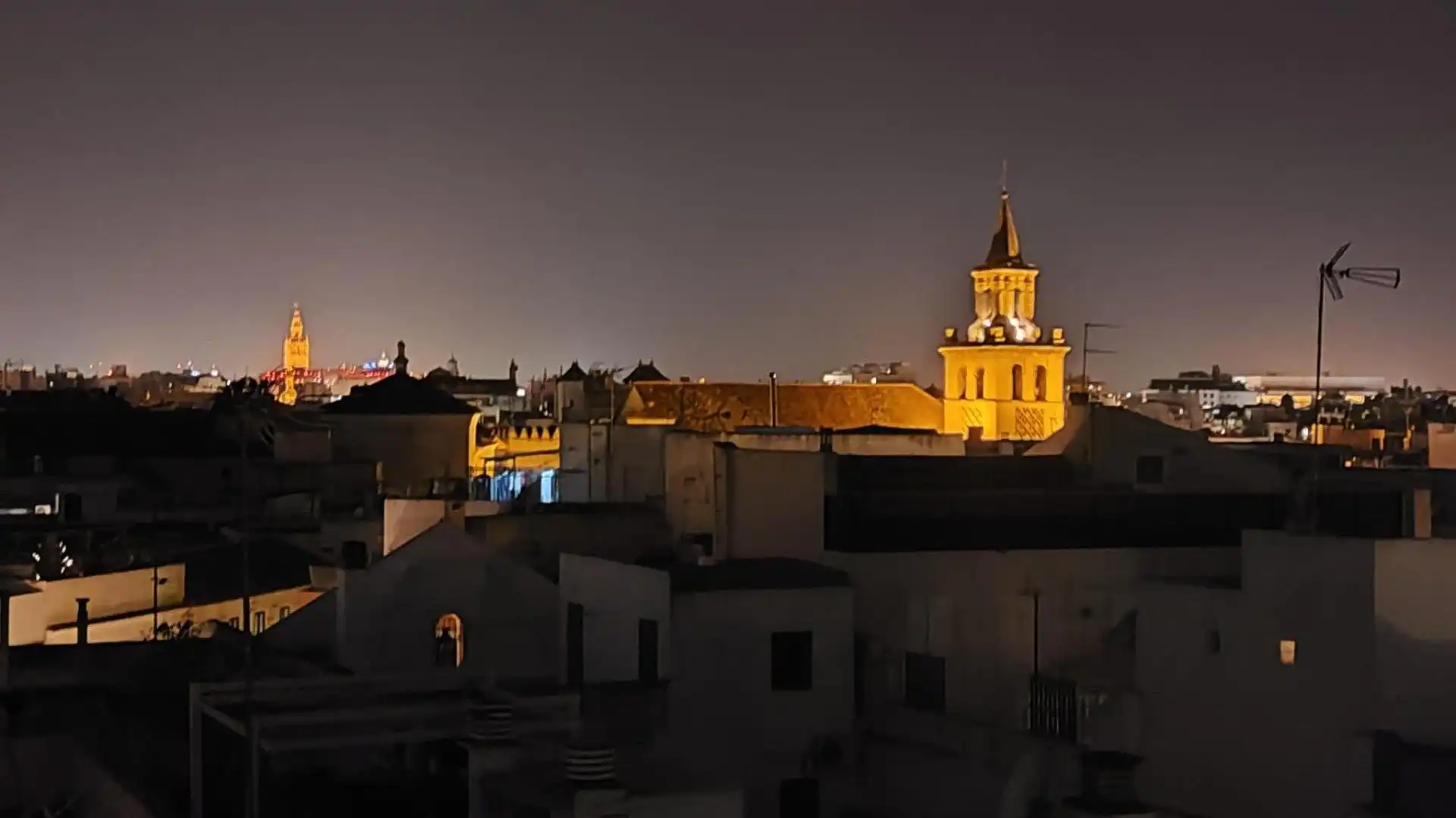 Vista exterior de Piso en venta en Sevilla con Balcón y Jacuzzi