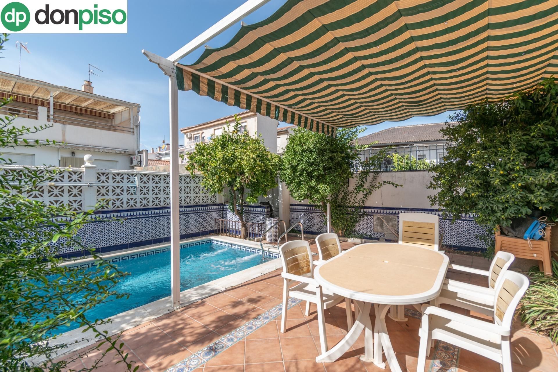 Piscina de Casa adosada en venda en Las Gabias