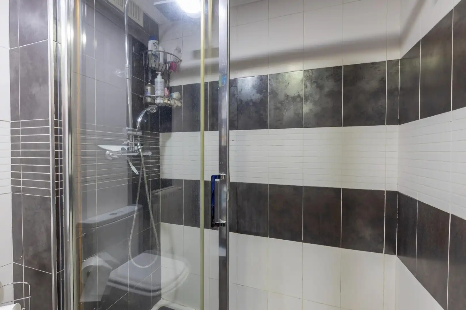Bathroom of Flat for sale in Granada  with Parquet flooring and Storage room