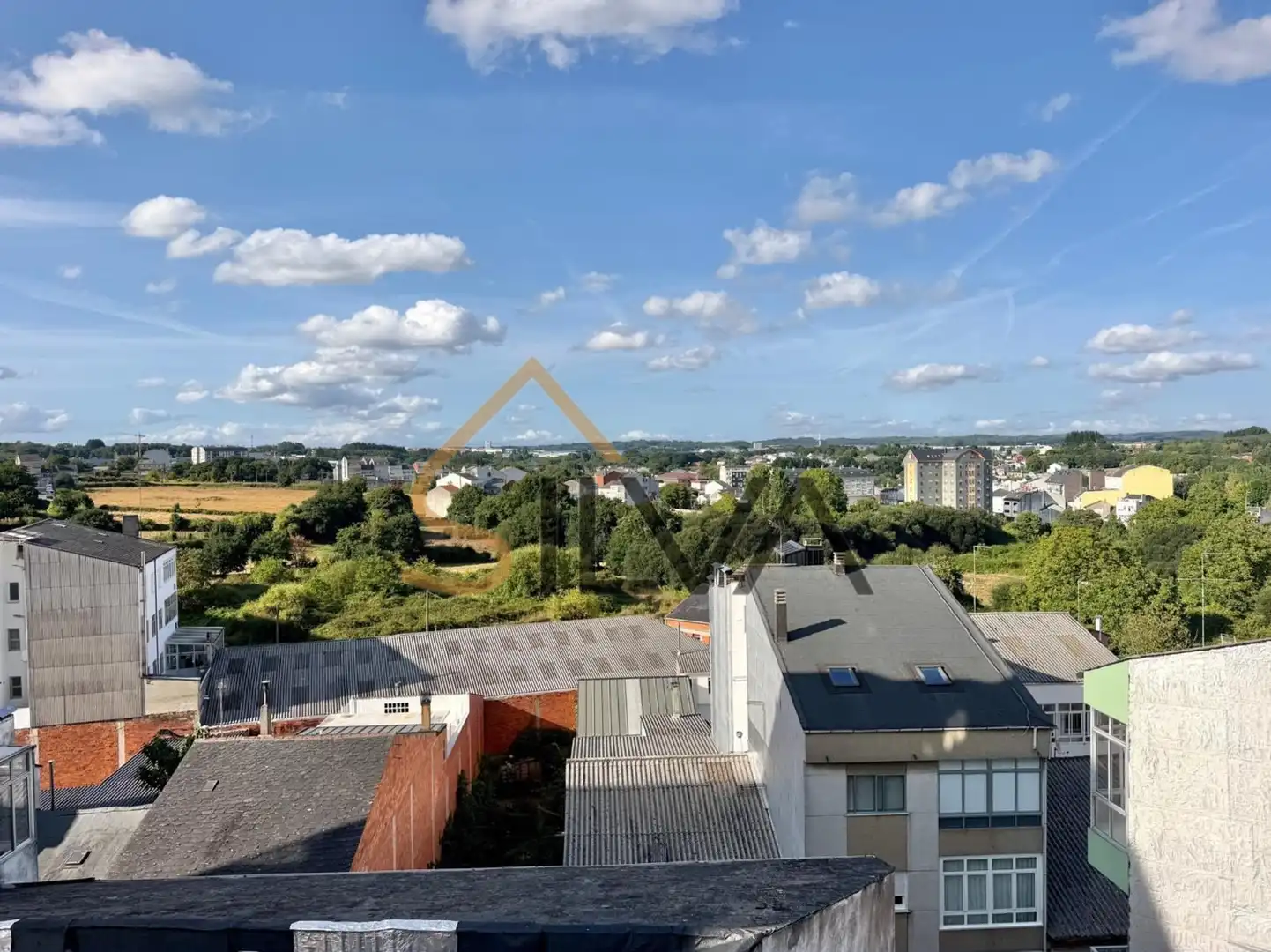 Vista exterior de Pis en venda en Lugo amb Parquet, Moblat i Balcó