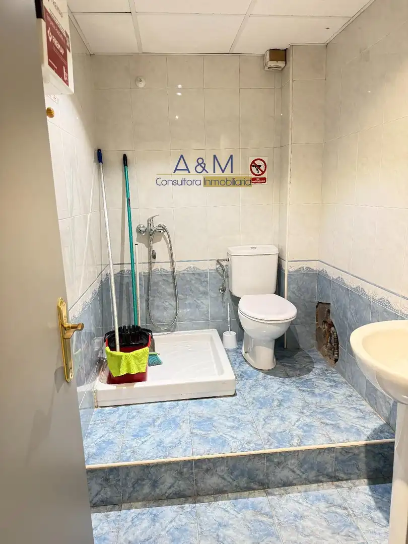 Badezimmer von Fabrikhallen zur Miete in Valladolid mit Heizung