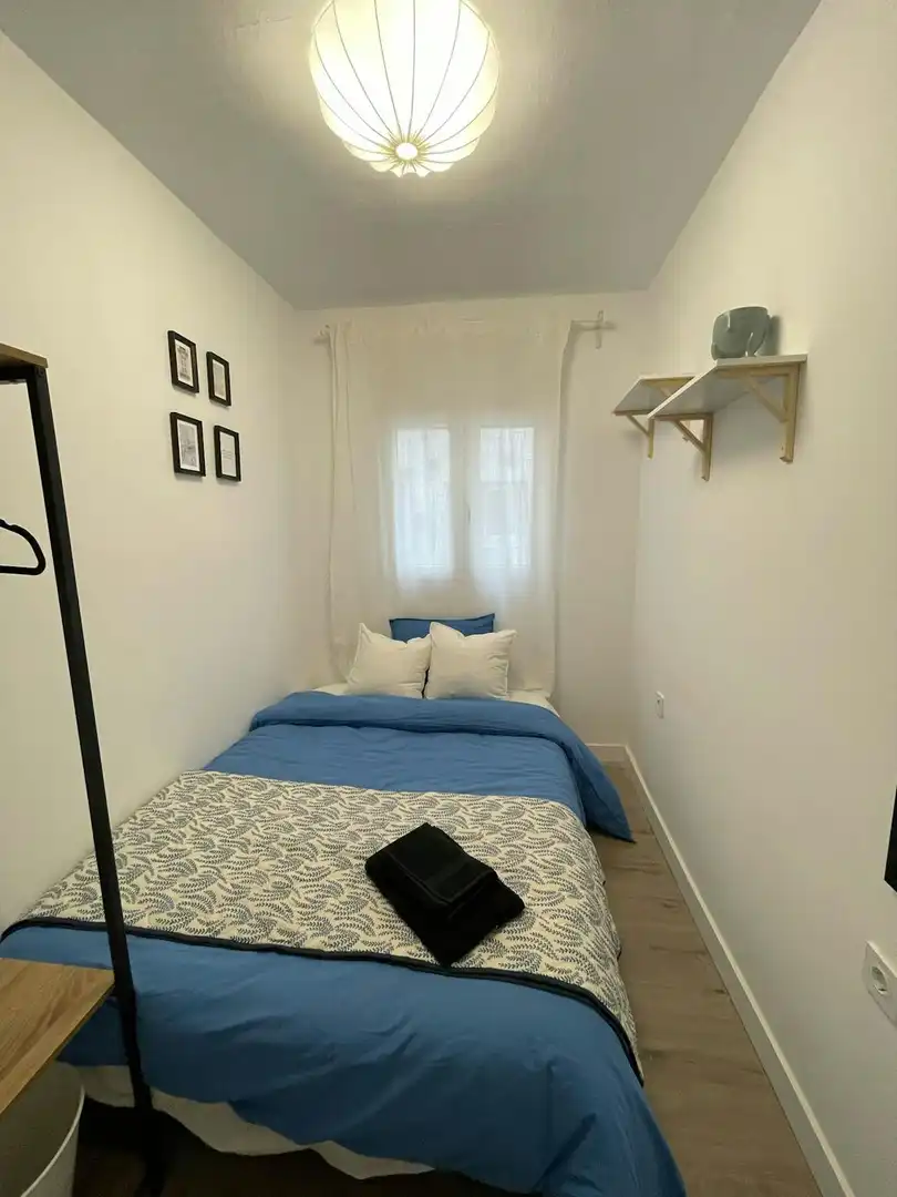 Bedroom of Flat for share in Valencia  with Washing machine