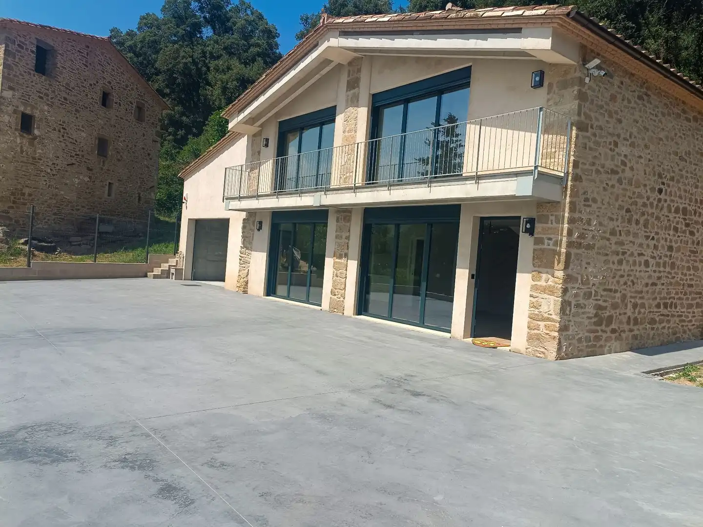 Vista exterior de Casa o xalet de lloguer en Sant Aniol de Finestres amb Aire condicionat, Calefacció i Jardí privat