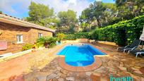 Piscina de Casa o xalet en venda en Cubelles amb Aire condicionat, Terrassa i Piscina