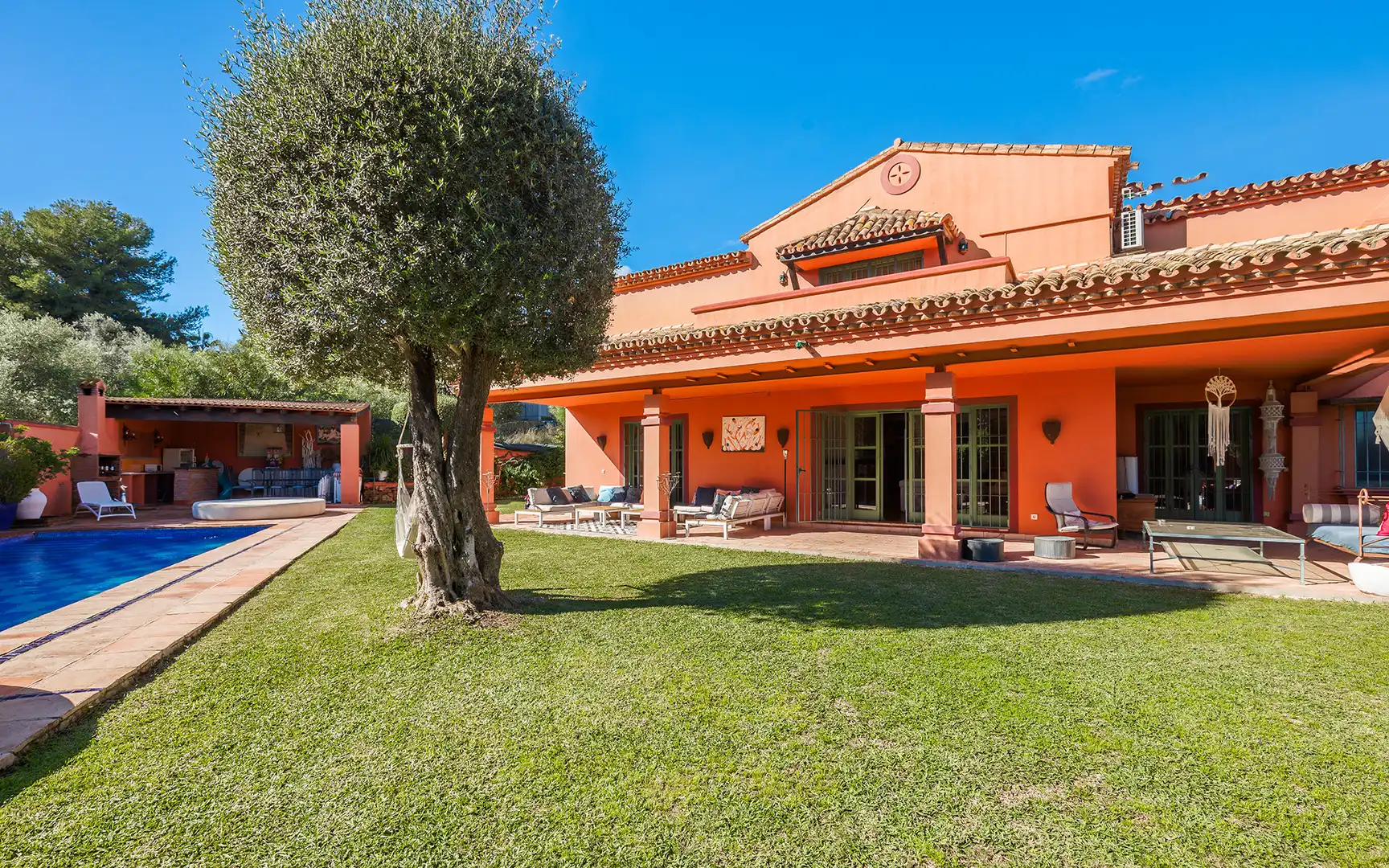House with pool for sale in Nueva Andalucía