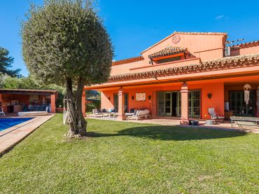 Casa amb piscina en venda a Nueva Andalucía