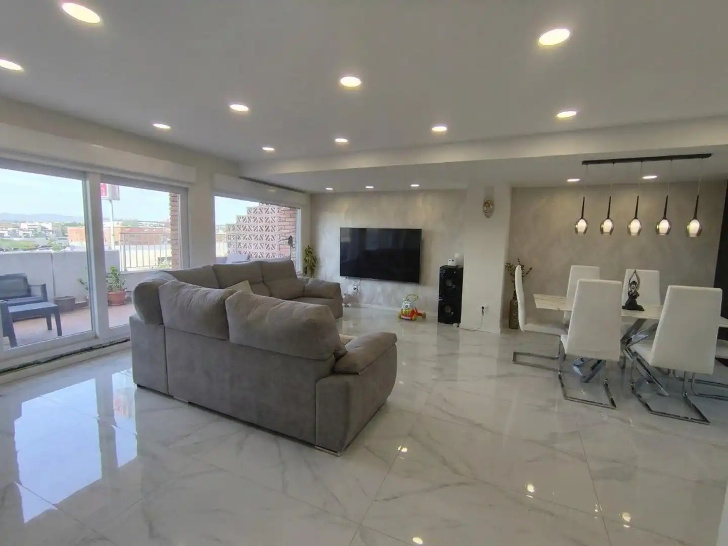 Living room of Attic for sale in Zaragoza  with Air Conditioner, Terrace and Balcony