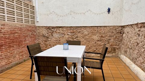 Casa de pueblo esquinera con patio