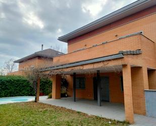 Vista exterior de Casa o xalet en venda en Paracuellos de Jarama amb Calefacció i Piscina comunitària