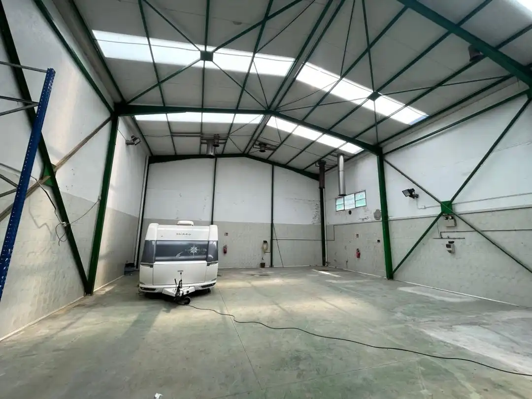 Parkplatz von Fabrikhallen zur Miete in Usurbil