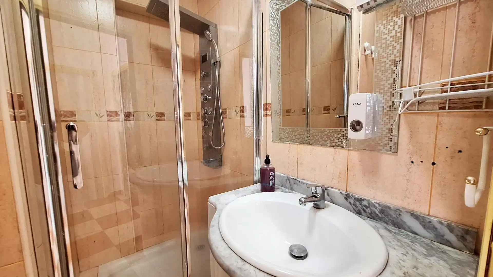 Bathroom of Flat for sale in Córdoba  with Air Conditioner, Heating and Storage room
