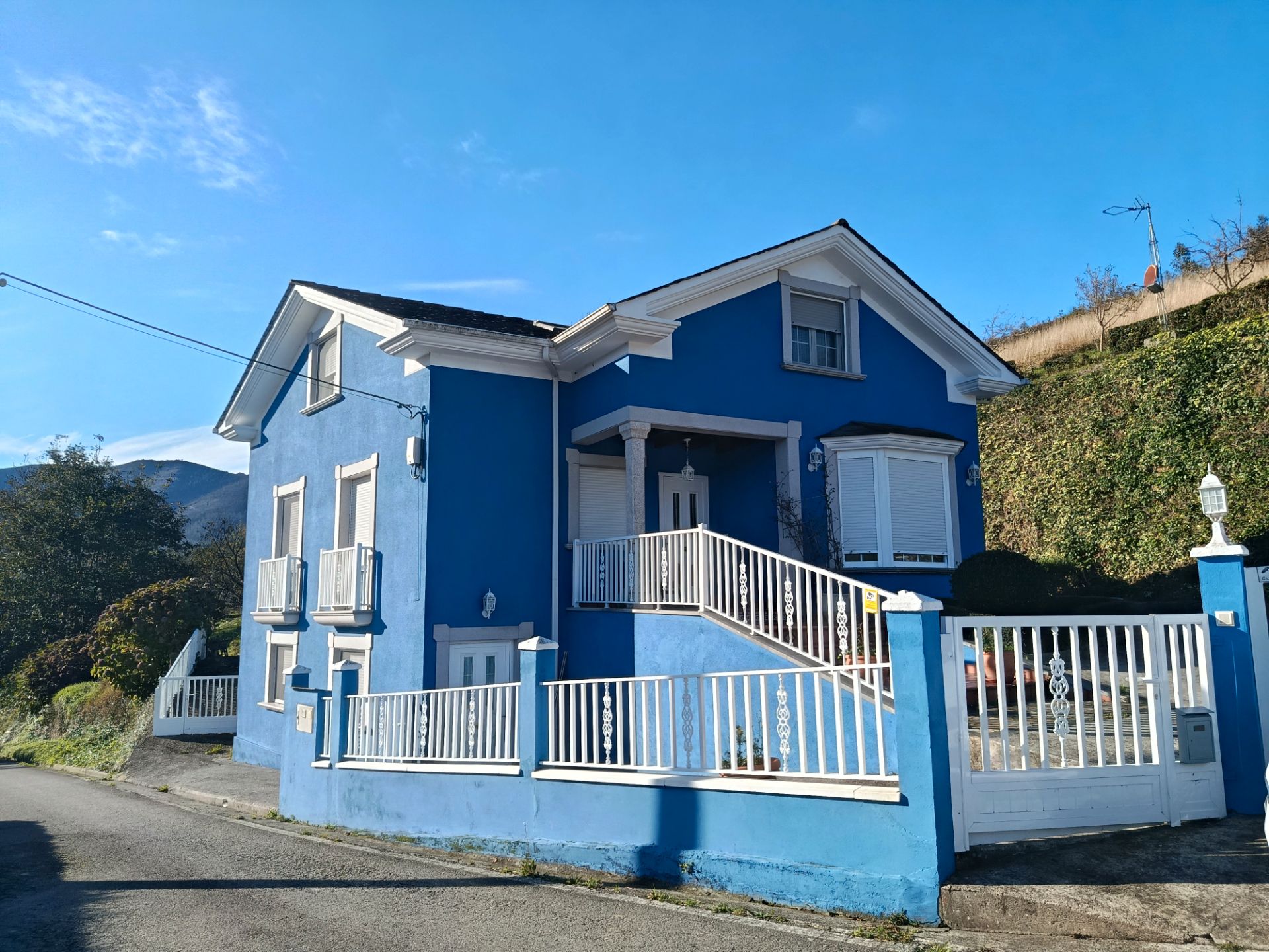 Vista exterior de Casa o xalet en venda en Vegadeo amb Calefacció, Jardí privat i Parquet