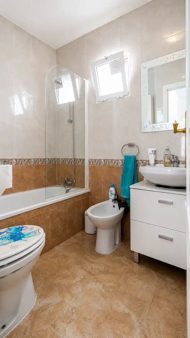Badezimmer von Haus oder Chalet zum Verkauf in Santa Pola mit Klimaanlage, Heizung und Gemeinschaftspool