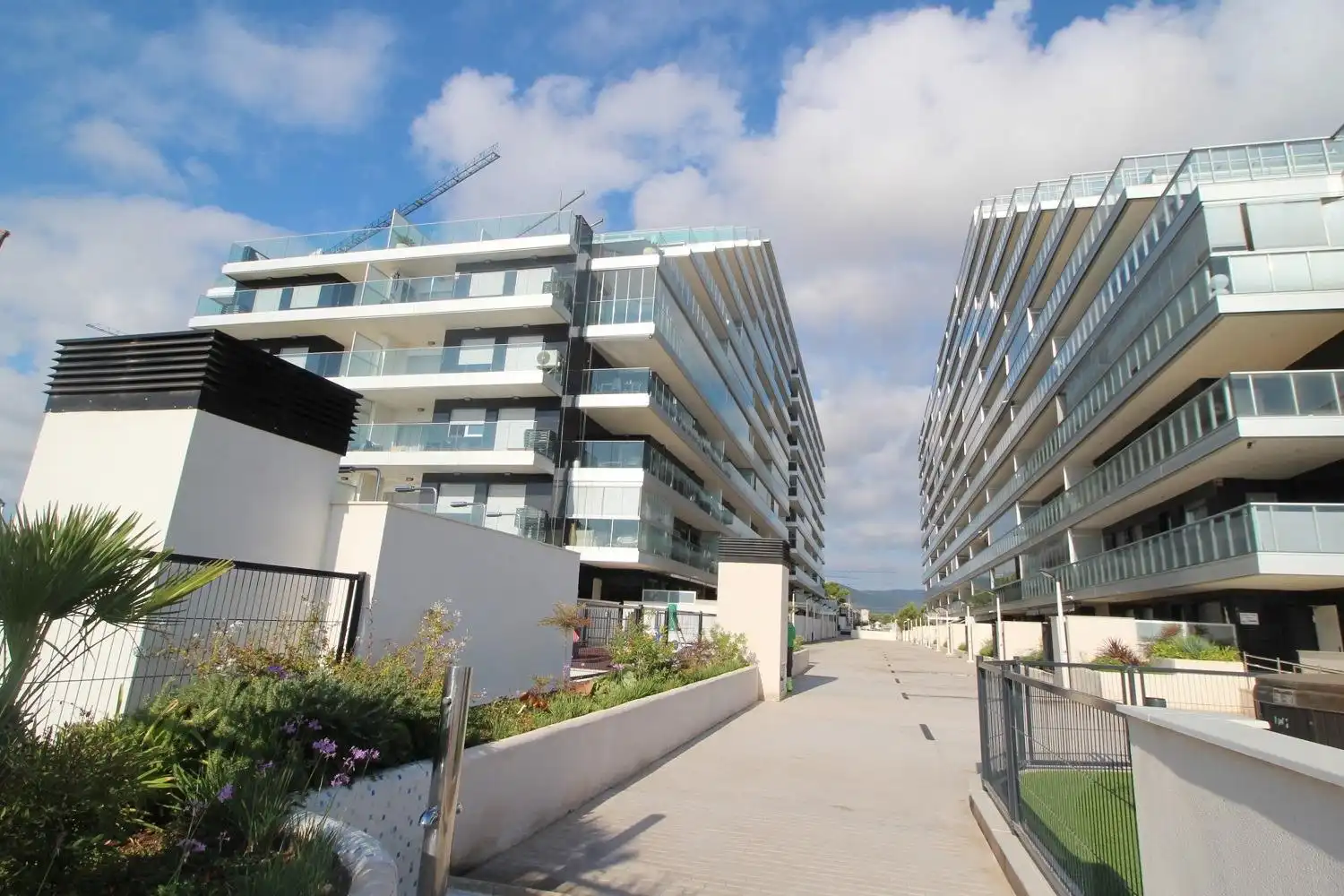 Außenansicht von Wohnungen zum Verkauf in Oropesa del Mar / Orpesa mit Klimaanlage, Privatgarten und Terrasse