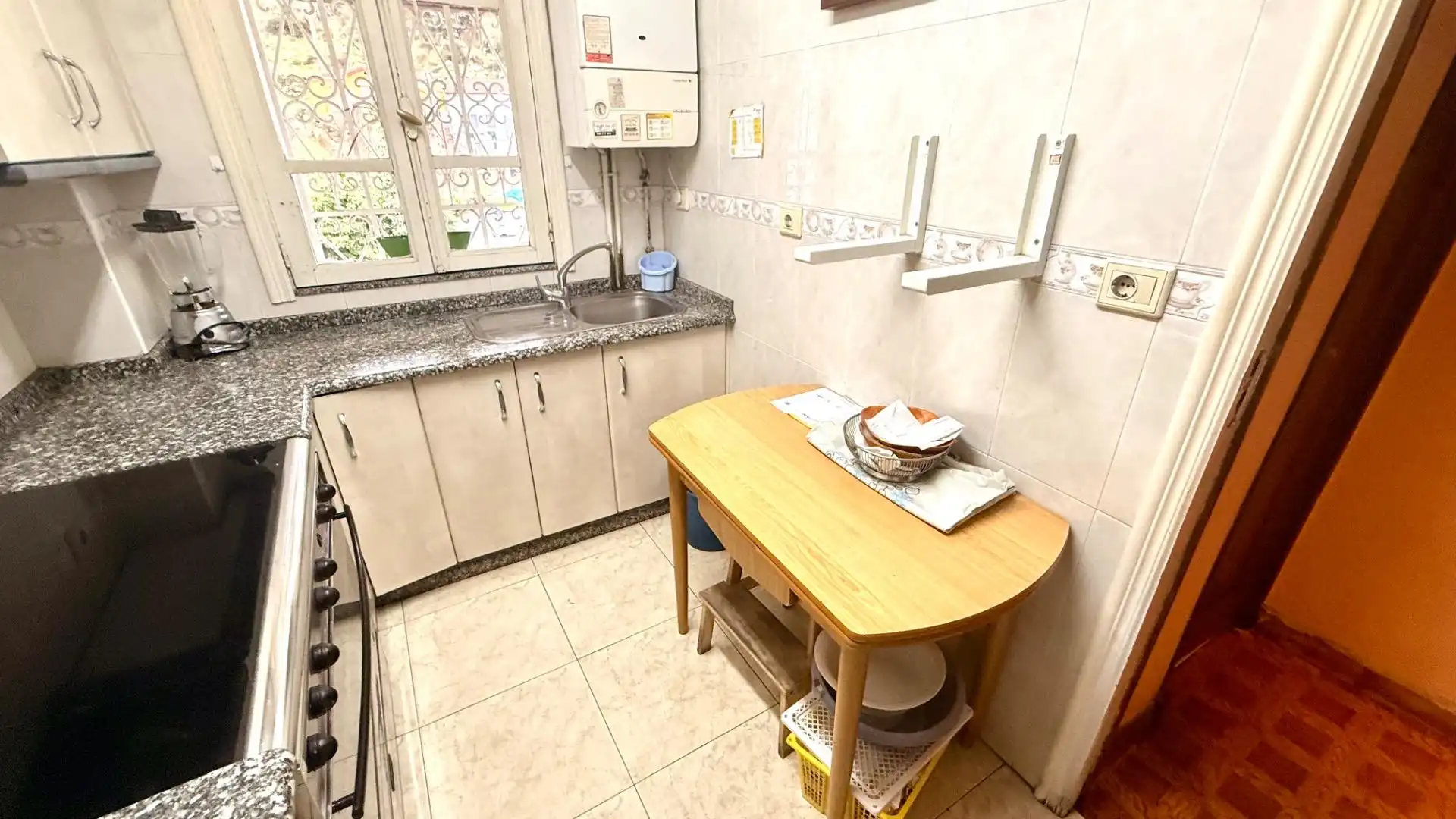 Cuina de Casa o xalet en venda en Ourense Capital  amb Aire condicionat, Calefacció i Moblat